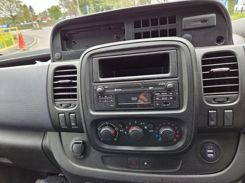 VAUXHALL VIVARO